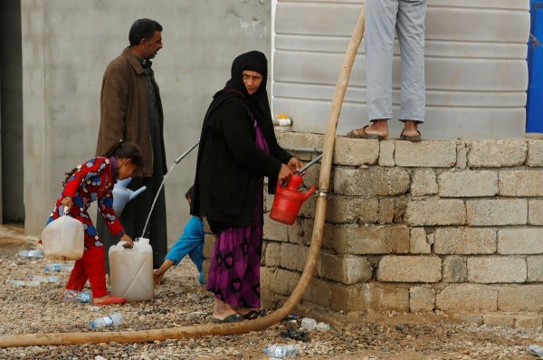 
	&nbsp;

	&nbsp;Други просят храна или от ранни зори се редят на опашка за вода
