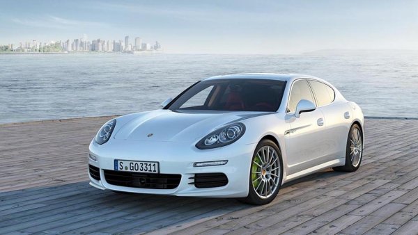 
	Porsche Panamera S E-Hybrid получава най-високата оценка по отношение на емисиите на парникови газове - 9, сред всички големи автомобили.

	Луксозният автомибил изминава 100 км. с 3,56 л. гориво на извънградско каране и 4,70 л/км комбиниран разход на гориво, твърди Porsche, която е собственост на Volkswagen Group. Препоръчителната цена на дребно е около 96 100 долара.

	Снимка: Porsche Webpage
