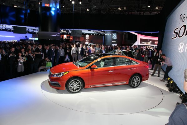 
	При големите бензинови коли Hyundai Sonata застава малко зад Panamera с оценка 8 за емисиите на парникови газове.

	Седанът със 185 конски сили изминава 100 км. с 6,18 л. гориво при извънградско каране, сочат тестовете на американската агенция за защита на околната среда. Автомобилът е с препоръчителна цена на продажба от 21 150 долара.

	Снимка: Hyundai Webpage
