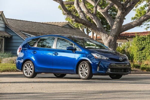 
	Toyota Prius v води сред комбитата с оценка 9 при емисиите на парникови газове, като изминава 100 км. с около 5,88 л. гориво при извънградско каране. По-голямата версия на оригиналния хибрид на Toyota се продава за около 26 675 долара.

	При бензиновите комбита Chevrolet Sonic 5 води с оценка 8 при емисиите на парникови газове и, подобно на Prius v - с разход от 5,88 л / 100 км при извънградско каране. Цената на модела започва от 14 354 долара.

	Снимка: Toyota Webpage
