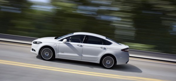 
	При средноголемите хубриди, представени досега за 2016 г., Ford Fusion Energi Plug-in Hybrid е единственият с оценка 10 за емисиите на парникови газове.

	Fusion изминава 100 км. с около 2,90 л. при извънградско каране с комбиниран разход на гориво от 2,67 л / 100 км, сочат тестовете на агенцията за защита на околната среда. Ford препоръчва цена на дребно от 33 900 долара.

	Снимка: Ford Webpage
