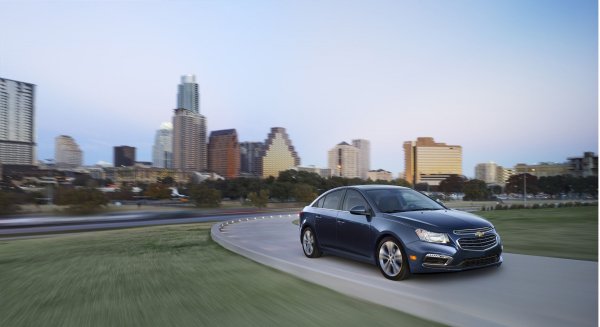 
	Chevrolet Cruze Limited Eco получава най-добрата оценка при средноголемите бензинови автомобили с оценка 8 за емисиите на парникови газове. Cruze Eco изразходва 5,6 л/км гориво при извънградско каране и има комбиниран разход на гориво от 7,12 л / 100 км, сочат тестовете на агенцията за защита на околната среда.

	Препоръчителната цена при продажба на дребно е 16 170 долара.

	Снимка: Chevrolet Webpage
