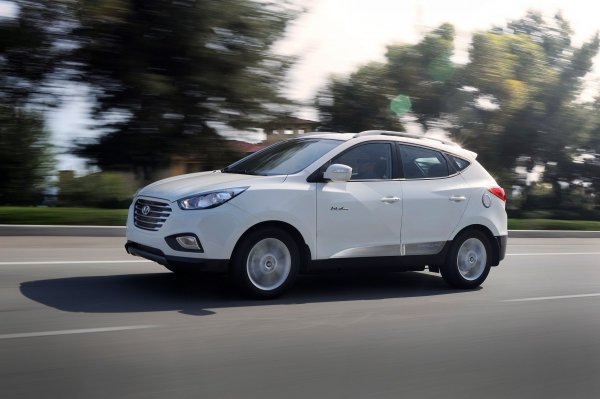 
	При малките SUV Hyundai Tucson Fuel Cell е друг автомобил с водородни горивни клетки, който успява да постигне максимален резултат при тестовете на агенцията за защита на околната среда. Представен на пазара като "първият автомобил водородни горивни клетки в масово производство", Tucson постига оценка 10 както при емисиите на парникови газове, така и при замърсяването на въздуха.

	SUV постига разход от 4,61 л / 100 км при извънградско каране и има препоръчителна цена на лизинг от 499 долара месечно.

	Снимка: Hyundai Webpage
