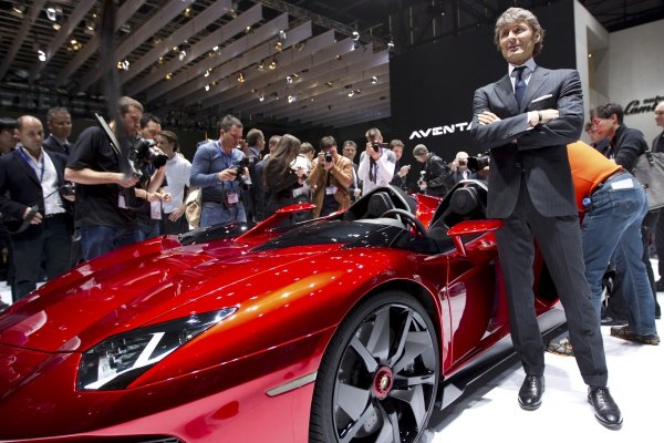 
	Президентът на Lamborghini Стивън Винкелман позира до модела Lamborghini Aventador.
