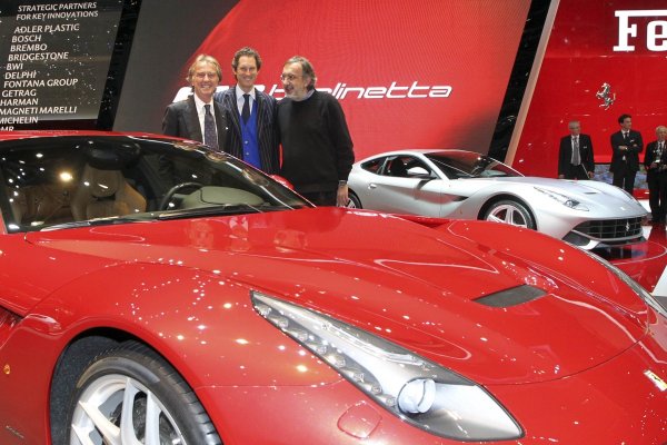 
	Шефовете на Ferrari Монтедземоло, на Fiat Елкън и на Fiat-Chrysler Серджо Марчионе позират до новата Ferrari F12 Berlinetta.&nbsp;
