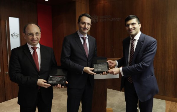 
	Николай Василев (вляво), Никола Янков (в средата) и изпълнителният директор на London Stock Exchange Никил Рати
