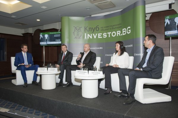 
	Лекторите в първи панел по време на дискусията
