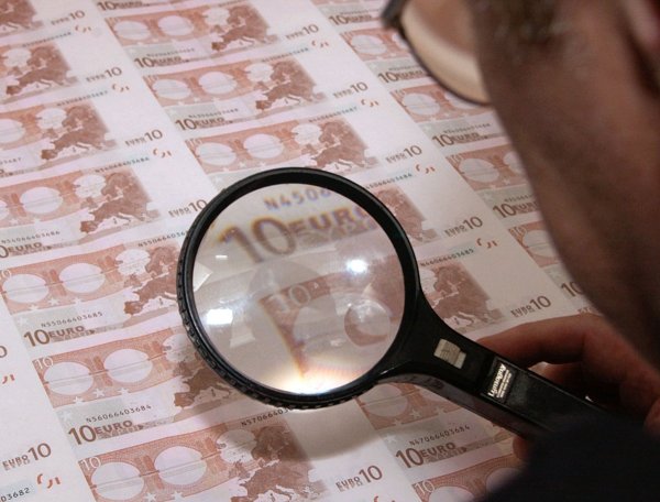 
	Сценариите: Сценарии на ужасите има от избухването на кризата с еврото в Гърция, които я разглеждат като място на инфекция. Говори се за болници, които не могат да плащат сметките си, за разпадаща се държава, за хаос като цяло. Гръцката трагедия просто е много пасваща за такива страшни истории. Един вариант почти не е дискутиран обаче: гърците просто да започнат да си печатат евро. Те имат печатница, която може да прави това.&nbsp; Единственият въпрос е кога тази измама би лъснала.

	Предимствата: Гърците ще могат първоначално да обслужват задълженията си към своите кредитори. Те също ще могат да изплащат пенсии, заплати и обезщетения. Гърците поне в&nbsp; краткосрочен план могат да решат проблемите си чрез печатане на пари.

	Недостатъци: Това би било крайна обида към останалата част на Европа. &bdquo;Това би било от политически аспект краят на Гърция в Европа&quot;, казва икономистът Холгер Шмидинг. Той не може да си представи, че при подобна злоупотреба с доверието след това някой в Европа все още ще се застъпва за Атина. &quot;Смятам, че за такава радикална мярка не може и да става и дума&quot;.

	Вероятност да се случи: изключително ниска
