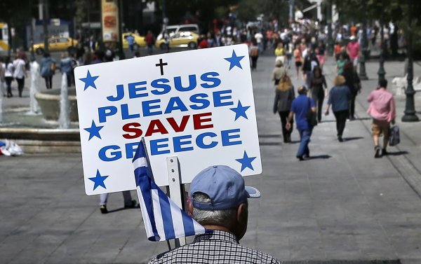 
	Сценарият: ЕС и Гърция не успяват да постигнат съгласие по програмата за реформи. Атина вече не може да обслужва дълговете си към Международния валутен фонд (МВФ) и Европейската централна банка (ЕЦБ). Гърците са във фалит. Европейската централна банка не обявява обаче Атина веднага в несъстоятелност. Тя продължава да се грижи извънредно&nbsp; за гръцките банки.

	Въвежда се контрол върху капитала, достъпът за гърци върху спестяванията им е ограничен. Така наречената банкова ваканция се въвежда, банките отварят само временно, клиентите могат да теглят или превеждат в чужбина само малки суми. ЕЦБ определя на Гърция краен срок, в който тя трябва да се съгласи със своите кредитори. И това се случва.

	Предимствата: Такъв сценарий много експерти не считат за невероятен. Може би Гърция трябва да погледне дълбоко към бездната, за да се задвижи отново. Може би това ще доведе и до промяна в поведението на правителството. И ако в края на краищата се стигне до споразумение, такива строги мерки за кратък преходен период вероятно биха били поносими. Напълно неизпитан този случай обаче не е, кипърците преживяха това преди почти две години. На тях в преносен смисъл им извиха ръцете зад гърба, като това ги принуди да се върнат към реалността.

	Недостатъците: Такива тежки мерки са свързани с висок риск. Тъй като контролът върху капиталите отрязва достъпа на страна от международния капиталов пазар, по този начин това може да предизвика сътресения в икономиката. А за по-дълго време един ограничен достъп до спестяванията е трудно да бъде оправдан - особено, ако това е в противоречие с принципите на ЕС.

	В действителност един подобен сценарий може да бъде представен само като временно решение. И само с цел да се даде на гърците време за обрат. Ако в Атина в обозримо бъдеще обаче бъде свършено твърде малко, ЕЦБ трябва да откаже спешните спасителни траншове на банките в страната. Политиците ще окажат натиск над ЕЦБ да държи възможно най-дълго време отворена възможността за преговори. С това ЕЦБ отново ще стане политически фактор, който взема решения.

	Вероятност да се случи: висока
