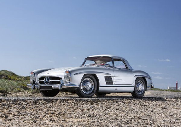 
	Продадена за: 920 000 евро
	
	В описанието се казва, че колата има работещо радио Becker Mexico и се предлага с багажен комплект от Karl Baisch, фабричен твърд покрив, покривало, инструменти и крик. Изминала е 30 000 км.
