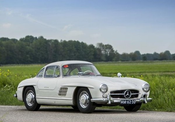 
	Продаден за: 1.38 млн. евро
	
	Този 300SL никога не е бил пребоядисван и все още пази оригиналния си интериор.
