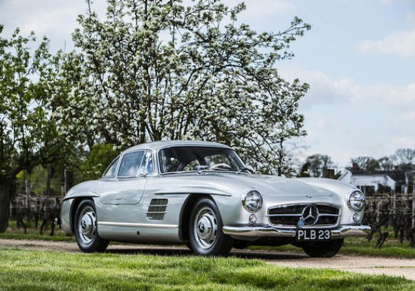 
	Продаден за: неизвестна цена
	
	Един от най-старите и съответно ценни автомобили от серията. Продаден с подробна документация, този 300SL Gullwing е автомобилът, който от Mercedes са използвали за световната премиера на модела, състояла се през 1954 г. на автосалона в Париж.
