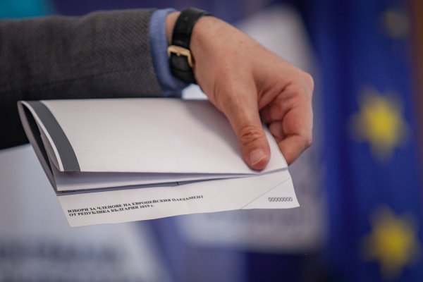 
	ЦИК показа бюлетината за ервоизборите на 26 май 2019 г.&nbsp;Снимка: Димитър Кьосемарлиев, Investor Media Group
