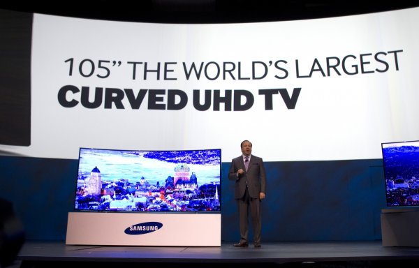 
	Samsung Electronics представи 105-инчов&nbsp; UHD телевизор със заоблен екран. Снимки: Ройтерс
