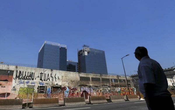 
	Две от многобройните нови офис сгради. Перспективите са да останат празни за дълго.

	Снимка: Ройтерс
