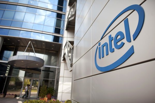 
	Въпреки проблемите на PC индустрията производителят на чипове успя да приключи 2011 г. с рекордни продажби. Освен положителен тренд при цената на акциите, акционерите на Intel се зарадваха и на изплащането на дивидент.

	Дивидент: 0,59 долара
	Дивидентна доходност: 3,03%
