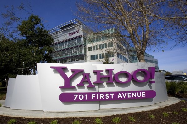 
	Yahoo също се отказва от изплащане на дивиденти за акционерите, подобно на конкурента си Google. И ако това се дължеше преди време на силния ръст на курса на някогашната интернет икона, сега е заради липсата на растеж и ниската възвращаемост. На всяка акция се пада по едва 0,62 евро печалба. Така възможностите за дивидент остават ограничени.

	Дивидент: няма
	Дивидентна доходност: -

