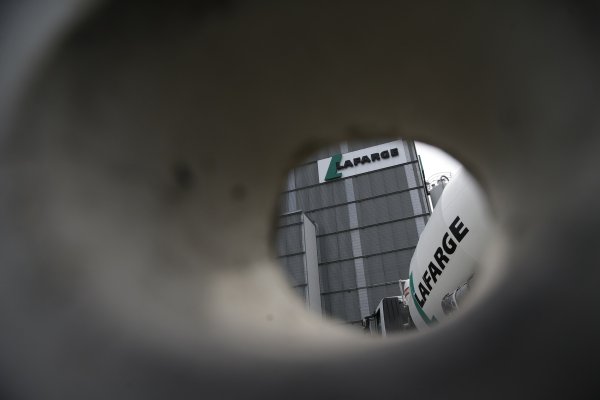 
	Френският производител Lafarge отчете за миналата година малко по-ниски приходи от своя бъдещ партньор. Компанията описва себе си на своя уебсайт като номер едно в бизнеса с цимент. Повече от две трети от портфолиото на групата съответно се състоят от търговията със строителния материал. Lafarge твърди, че има представителства в 64 страни. Сливането с предишния конкурент от Швейцария ще има последици и за името: в бъдеще двамата лидери ще действат под името LafargeHolcim.&nbsp;

	Снимка: Ройтерс
