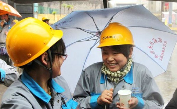
	На значително отстояние в световната ранглиста следва Anhui Conch Cement. Въпреки че китайската компания съществува само от 1997 г. насам, за този период тя бързо си създаде име. Експерти смятат, че сливането на Lafarge и Holcim е замислено и като защита срещу зараждащата се конкуренция от страна на Китай.&nbsp;

	Снимка: компанията

