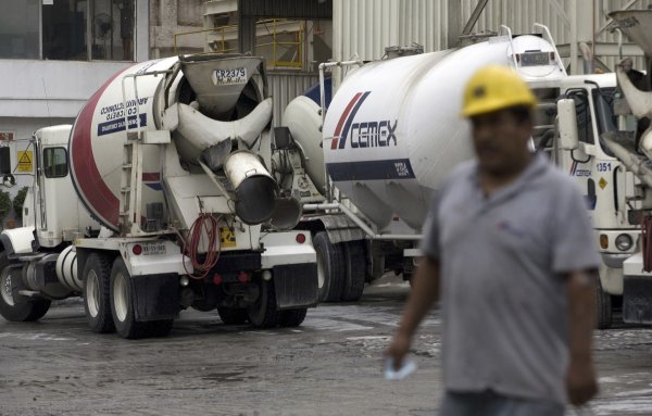 
	Мексиканците са в производството на цимент от 1906 г. и сега имат повече от 50 производствени съоръжения по целия свят. Най-много цимент Cemex продава в Мексико, около една трета от своята дейност групата осъществява там. Също така важен е и американският бизнес, който представлява около една четвърт от продажбите. Мексиканската група искаше да обмени някои участия с Holcim. Докато Cemex искаше да купи дъщерното на Holcim дружество Csesko, швейцарската група искаше да поеме бизнеса на мексиканците в Германия, Франция и Холандия.

	Снимка: Архив Ройтерс&nbsp;
