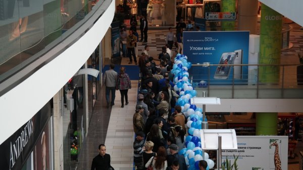 
	Опашката пред Samsung Experience Store в столичния търговски център The Mall. Снимки:&nbsp;Samsung&nbsp;
