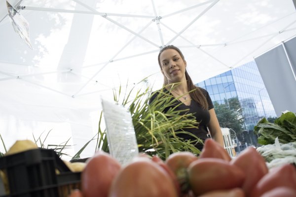 
	Ина, дъщеря на Стоян Симеонов - собственик на биоферма &bdquo;Софина&ldquo;. Снимка: bioferma.org
