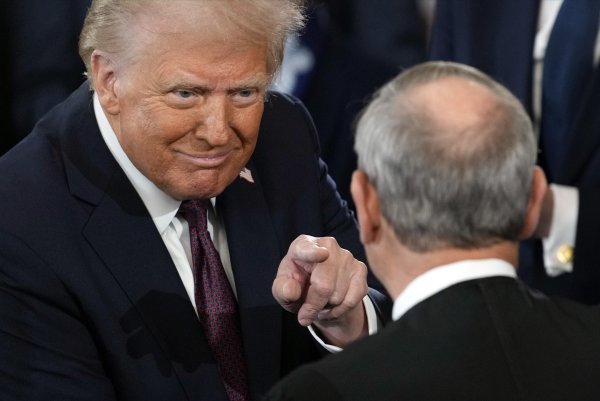 Доналд Тръмп сочи с пръст председателя на Върховния съд на САЩ Джон Робъртс, след като положи клетва при встъпването си в длъжност. Снимка: EPA/БГНЕС