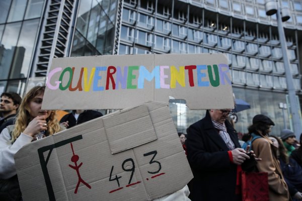 За четвъртък е насрочен деветият национален ден на стачки и протести срещу пенсионната реформа.
Снимка:  EPA/CHRISTOPHE PETIT TESSON