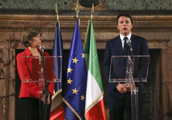 
	Италианският премиер Матео Ренци също изказа съпричастността си.
