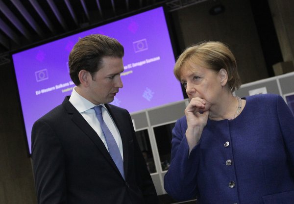 
	Австрийският канцлер Себастиан Курц и германският Ангела Меркел

	Снимка: Олег Попов, Investor Media Group
