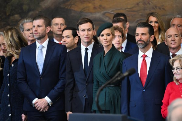 Ерик Тръмп, Джаред Къшнър, Иванка Тръмп, Доналд Тръмп-младши и основателят на Amazon Джеф Безос присъстват на церемониято по встъпването в длъжност на Доналд Тръмп. Снимка: EPA/БГНЕС