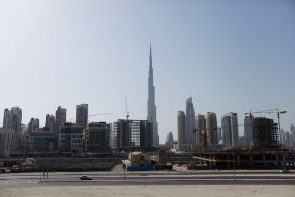 
	С изкуствените си острови, огромни шопинг центрове и модерни небостъргачи Дубай е магнит за чужденци от целия свят. Жизнената атмосфера, модерната градска инфраструктура и добрите условия за правене на бизнес в голяма степен обясняват популярността на емирството сред богатите чужденци. 

	В емирството няма данък върху доходите, данък върху богатството или пък данък върху капиталовата печалба. Корпоративните данъци пък са ограничени по обхват само до банките и петролните компании. През 2018 г. емирството планира да въведе ДДС, но вероятно ставката ще бъде доста ниска.

	За тези, които биха искали да инвестират в луксозен имот в Дубай, недостиг на жилища в никакъв случай няма. През последните години пазарът на имоти в емирството преминава през йо-йо ефект, като цените в момента падат заради спада на цените на петрола и силния долар.

	Цените на луксозните имоти в Дубай са с 60% под цените на луксозните имоти в Ню Йорк, 75% под цените в Лондон и 85% под нивата в Хонконг, отбелязва изданието. Изискванията за получаване на постоянно разрешително за пребиваване пък са минимални &ndash; притежателите им трябва да са пребивавали в Обединените арабски емирства само един ден в рамките на шест месеца.

	Снимка: архив, Ройтерс
