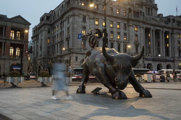 Статуята на бик в Шанхай. Снимка: Qilai Shen/Bloomberg