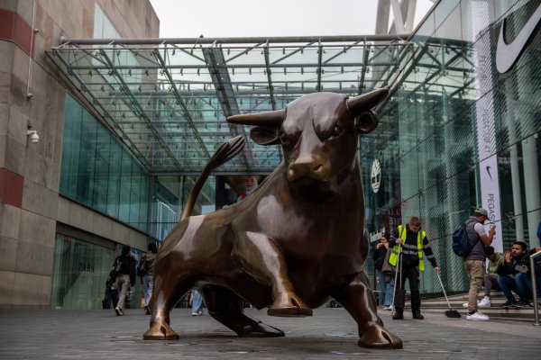 Статуя на бик пред търговския център Bullring в Бирмингам, Великобритания. Снимка: Chris J. Ratcliffe/Bloomberg