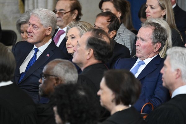 Бившият президент Бил Клинтън, бившият държавен секретар Хилари Клинтън и бившият президент Джордж У. Буш слушат обръщението на Доналд Тръмп при встъпването му в длъжност. Снимка: EPA/БГНЕС