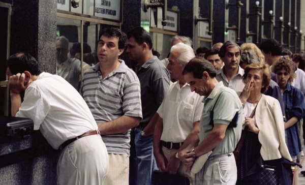 
	Опашка в БНБ за обмяна на валута след фиксирането на курса на лева към германската марка, 1 юли 1997 г. Снимка: архив Ройтерс
