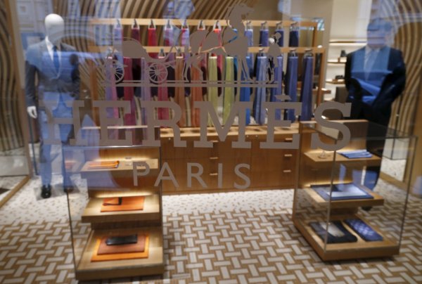 
	Пред лицето на растящото неравенство и безработица от над 10%, Европа обмисля въвеждането на базов универсален доход, за да гарантира, че всички граждани могат да посрещнат основните си нужди. В едно по-егалитарно общество, където са популярни и други ценности, търсенето на луксозни стоки намалява рязко &ndash; секторът се свива.
