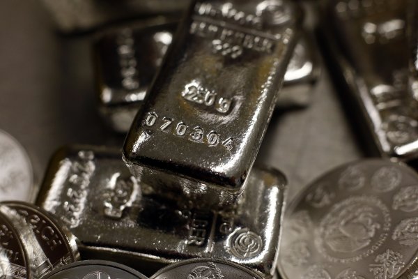 
	През 2016 г. ще видим възстановено доверие в среброто. Политическите стремежи към намаляване емисиите въглероден диоксид, чрез подкрепа на възобновяемата енергия, ще доведат до повишено търсене на метала в индустриите, имайки предвид употребата му в соларните клетки. Като такова, среброто ще се повиши с една трета, като ще остави други метали зад себе си.
