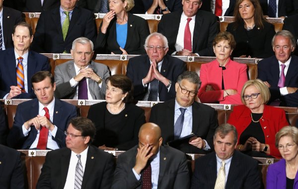 
	Републиканската партия изпада от силна позиция до драматична слабост в следствие на различни разцепления в следствие на вътрешна борба относно бъдещата посока на действие. Това води до убедителна победа за Демократичната партия, след като те успешно изпълняват кампания &bdquo;излезте да гласувате&ldquo; с &bdquo;милениум&ldquo; поколението, което идва на тълпи, след като е разочаровано от политическата безизходица и слабите перспективи за работа през последните осем години.
