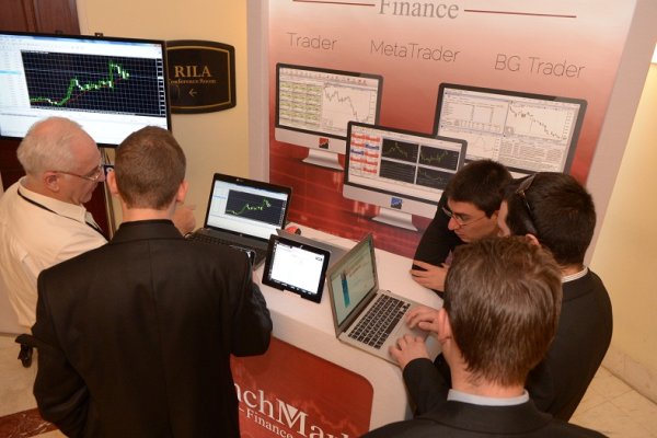 
	Щандът на BenchMark Finance
