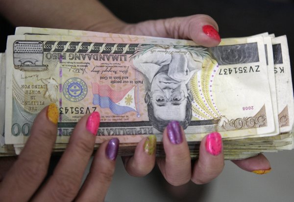 
	Мексико &ndash; страна, която традиционно поддържа тесни връзки с възраждащата се икономика на САЩ, се възприема едно по-безопасно място, като инвеститорите купуват мексиканско песо с привлечените от САЩ или Япония средства.

	Интересен пример за обрат в carry trade търговията с песо се случи през 1994 г., станал по-късно известен като &ldquo;Текила криза&rdquo; (Tequila Crisis). Борейки се с висок дефицит по текущата сметка и хиперинфлация, Мексико обвърза песото към американския долар през 1988 г. Когато обаче САЩ вдигна лихвените проценти, мексиканската валута не можа да запази фиксирания курс и последвалия отлива на капитали доведе до катастрофа.
