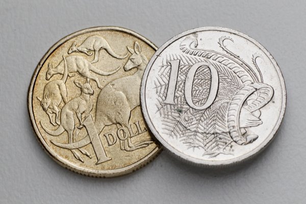 
	Австралийският долар е известен като &quot;Кралят на кери трейда&quot; (King of the Carry).

	Стратегията на трейдърите включва не само класическото търгуване австралийски долар-йена, но разглежда и участието на щатския долар и дори еврото като привлекателна инвестиция. Централната банка на Австралия (RBA) намали основния лихвен процент до рекордно ниско от 2,75% през този месец, но страната все още поддържа най-високите лихвени проценти от всяка друга, оценена с ААA от рейтинговите агенции.

	Слуховете, че Джордж Сорос може да стой зад залог на стойност 1 млрд. щатски долара, направен срещу австралийската валута точно преди срещата за паричната политика на RBA подхранва очакванията, че спадът може да се случи.

	Австралийската икономиката зависи също и от големия си износ към китайския пазар, което означава, че забавяне на икономиката на азиатската страна може да засили натиска на върху австралийската валута.

	Снимки: Ройтерс
