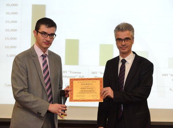 
	На снимката: Иван Такев (л.) и изпълнителният директор на Бенчмарк Финанс Любомир Бояджиев (д.)&nbsp;
