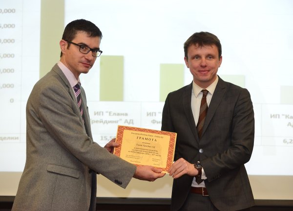 
	На снимката: Иван Такев (л.) и Димитър Георгиев (д.),&nbsp;ръководител &bdquo;Финансови пазари&quot; на &bdquo;ЕЛАНА Трейдинг&quot;

	&nbsp;
