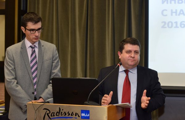 
	На снимката: Иван Такев(л.) и Васил Големански (д.)
