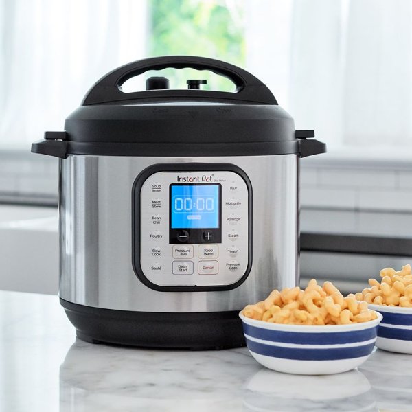 
	Instant Pot се превърна в култ в много страни от появата си през 2010 г. Този уред е магически, пише Mashable. По същия начин, по който Instagram превърна всеки във фотограф, така и Instant Pot превърна всички в готвачи. Всъщност устройството комбинира няколко уреда в един и е изключително лесно за употреба. Достатъчно е да сложите няколко съставки в него, да изчакате малко, да освободите парата и ястието ви е готово. Няма нещо, което Instant Pot да не може да сготви: супа, чили, месо, яхния, овесена каша...

	Снимка: Instant Pot Facebook page
