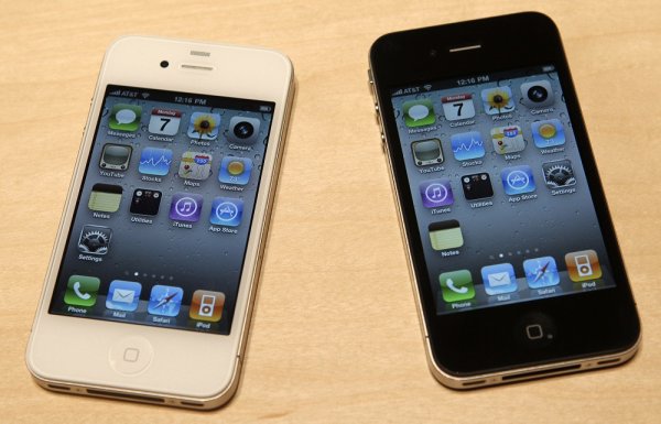 
	Изминаха близо 10 години от появата на iPhone 4. Като наследник на iPhone 3GS, iPhone 4 дойде с много подобрения. За начало предложи LED индикатор за известия на предната част, както и 5-мегапикселова задна камера. Предната пък заложи на възможностите за селфита и за провеждането на разговори с FaceTime. Да не забравяме дизайна: рамката от неръждаема стомана и по-дефинирания квадратен изглед (в сравнение със заоблените ръбове на 3GS), подсказа как ще изглеждат смартфоните за години напред. Факт е, че това беше перфектният размер за смартфон. В свят, в който големите смартфони са норма, особено iPhone XS Max или iPhone 11 Pro, iPhone 4 ни напомня, че производителите имат за какво да помислят.

	Снимка: Архив Ройтерс
