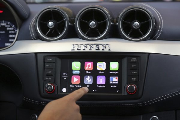 
	Не бях оценила Apple CarPlay, докато не осъзнах колко стари са Bluetooth говорителите в колата ми, пише авторката. Функцията, датираща от 2014 г., по същество превръща дисплея на колата ви във втори екран на iPhone. С CarPlay можете да четете и отговаряте на текстови съобщения, да си пускате музика, да разглеждате календара си и т.н., без да се налага да гледате реалния си телефон.&nbsp;

	Снимка: Архив Ройтерс
