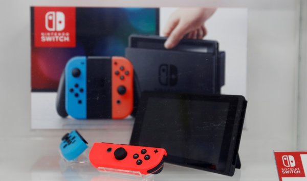 
	Nintendo Switch се появи през 2017 г. и две години по-късно е една от най-добре продаваните конзоли за видео игри в САЩ, с 41,67 млн. бройки продадени към 30 септември. Като се има предвид, че предишната конзола на Nintendo - Wii U, продаде само 13 млн. бройки за целия си живот, нека кажем, че очакванията на хората от Switch не бяха особено високи. Nintendo обаче изненада всички. Тя заложи на възможност за игра в движение чрез портативната част на конзолата, както и на опция за игра вкъщи, както при традиционните конзоли. Към плюсовете попадат и игрите със суперзвестни като Mario, Zelda и Donkey Kong.

	Снимка: Архив Ройтерс
