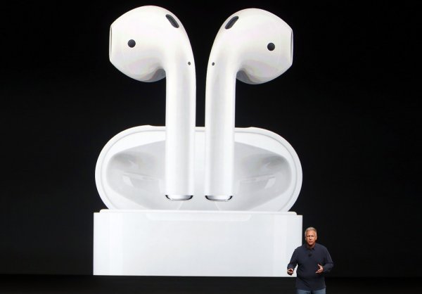 
	Когато AirPods се появиха през 2016 г., си мислехме, че това са най-глупаво изглеждащите слушалки. След това ги тествахме, а сега не можем да живеем без тях. Въпреки че мнозина все още са ядосани на Apple за премахването на входа за слушалки, има доста потребители, които преодоляха желанието да са вечно свързани с кабел за своя телефон. Да не забравяме и факта, че AirPods са особено лесни за ползване. Свързването им с телефона е достатъчно просто като отварянето на кутийката им. Вградената батерия, която ги зарежда бързо, пък е страхотен начин да не мислите дали скоро няма да останете без слушалки, ако се улисате.&nbsp;

	Снимка: Архив Ройтерс
